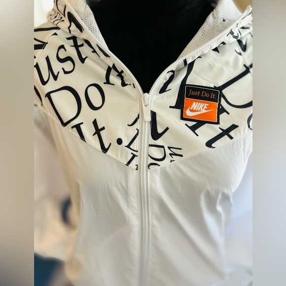 Juniors Nike Sportswear Windbreaker Windrunner Jacket White Hooded Cost M NWT - Picture 8 of 16